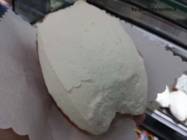 Decolorazione di crema di palpebre